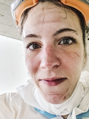 Gesichter der Coronakrise: Das Gesicht einer Krankenhaus-Mitarbeiterin ist gezeichnet von schützendem Equipment