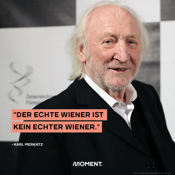 Der österreichische Schauspieler Karl Merkatz ist zu sehen. Er hat einen Anzug an. Daneben steht ein Zitat von ihm: "Der echte Wiener ist kein echter Wiener"