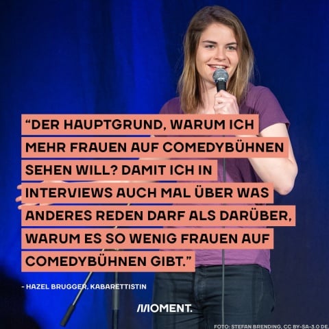 Comedian Hazel Brugger steht mit dem Mikrofon in der Hand auf der Bühne. "Der Hauptgrund, warum ich mehr Frauen auf Comedybühnen sehen will? Damit ich in Interviews auch mal über was anderes reden darf als darüber, warum es so wenig Frauen auf Comedybühnen gibt."