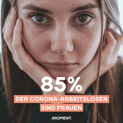 Eine junge Frau blickt, den Kopf in die Hände gestützt und mit besorgter Miene, in die Kamera. Text: 85% der Corona-Arbeitslosen sind Frauen.