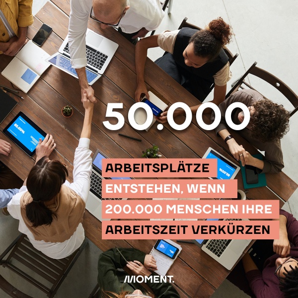 Menschen sitzen mit Laptops an einem Konferenztisch. Text: 50.000 Arbeitsplätze entstehen, wenn 200.000 Menschen ihre Arbeitszeit verkürzen.