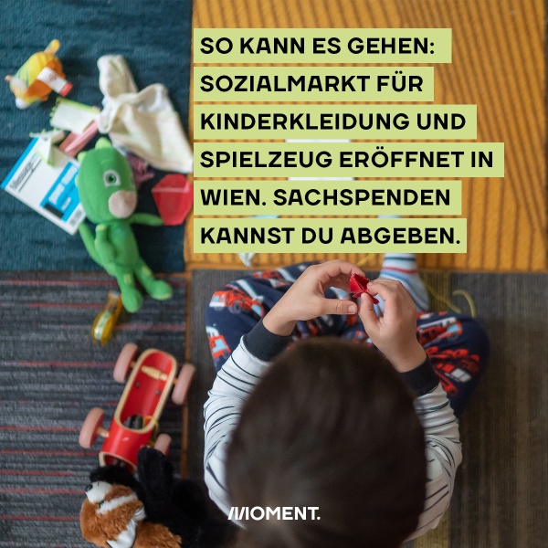 Ein spielendes Kind sitzt auf einem Teppich mit Spielzeug. Text: So kann es gehen: Sozialmarkt für Kinderkleidung und Spielzeug eröffnet in Wien. Sachspenden kannst du abgeben.