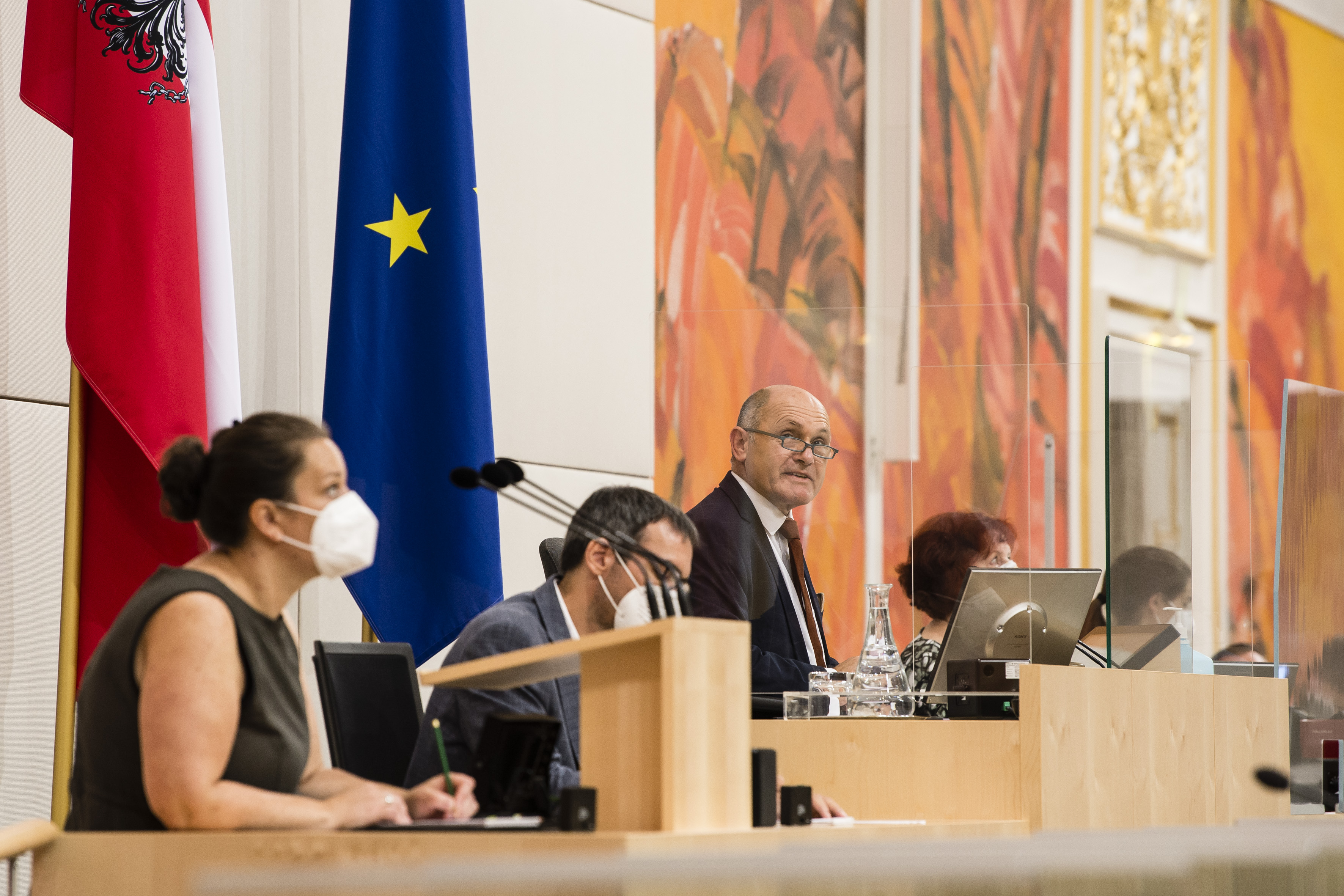 Ein Foto aus dem Parlament. Zu sehen sind mehrere Menschen mit Maske, Nationalratspräsident Wolfgang Sobotka spricht gerade. Im Artikel geht es um Gehälter von Politiker:innen.