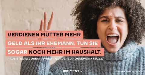 Bild zeigt Frau, die sich ärgert. Dazu der Text: Verdienen Mütter mehr Geld als ihr EheMann, tun sie sogar noch mehr im Haushalt.