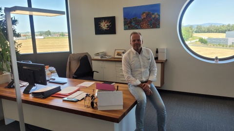 4-Tage-Woche bei Elektro Kagerer: Bild zeigt Geschäftsführer Ebner im Büro.