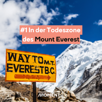 Ein gelbes Schild steht vor einer verschwommenen Bergkette. Auf dem Schild steht: “Way to M.T. Everest B.C.” Die Bildbeschriftung lautet “#1 in der Todeszone des Mount Everest”