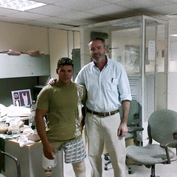 Saif Abdul Hussein mit einem  Prothesenhersteller in Florida. Saif wurde nach der Explosion auch in den Vereinigten Staaten behandelt.