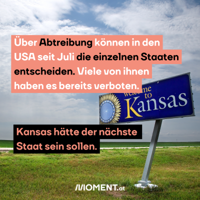Eine Wiese zieht sich bis zum Horizont. Dazwischen wird sie von einer Straße durchbohrt. Im Vordergrund steht ein Schild aufgestellt: “Welcome to Kansas” Über Abtreibung können in den USA seit Juli die einzelnen Staaten entscheiden. Viele von ihnen haben es bereits verboten. Kansas hätte der nächste Staat sein sollen.