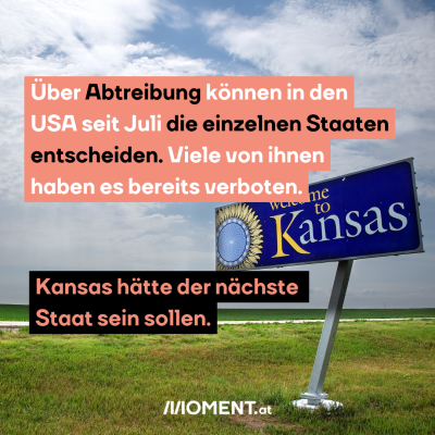 Eine Wiese zieht sich bis zum Horizont. Dazwischen wird sie von einer Straße durchbohrt. Im Vordergrund steht ein Schild aufgestellt: “Welcome to Kansas” Über Abtreibung können in den USA seit Juli die einzelnen Staaten entscheiden. Viele von ihnen haben es bereits verboten.  Kansas hätte der nächste Staat sein sollen.