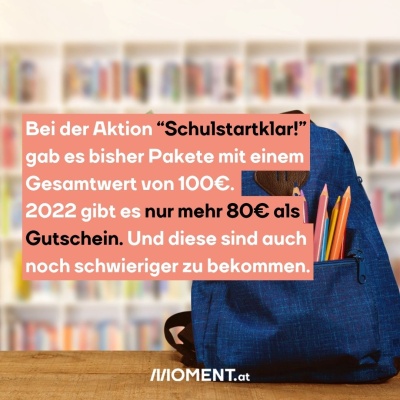 Eine Schultasche steht auf einem Schultisch