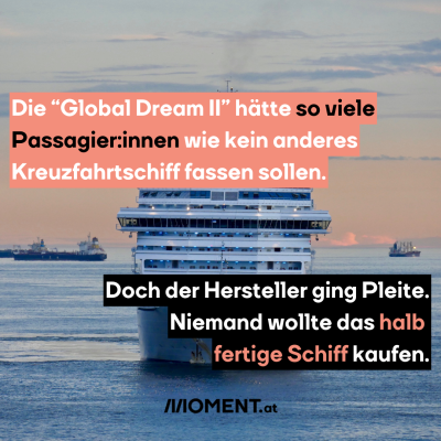 Ein Kreuzfahrtschiff fährt auf die Kamera zu. Dahinter sieht man weitere Schiffe am Horizont fahren. "Die “Global Dream II” hätte so viele Passagier:innen wie kein anderes Kreuzfahrtschiff fassen sollen. Der Hersteller ging aber Pleite und niemand wollte das halb fertige Schiff kaufen."