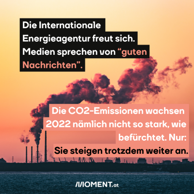 Im Hintergrund sieht man Fabriksschlote, die Abgase in die Luft blasen. Der Himmel ist orange-rot. "Die Internationale Energieagentur freut sich, Medien sprechen von “guten Nachrichten”. Denn die CO2-Emissionen wachsen 2022 nicht so stark, wie befürchtet. Nur: sie steigen trotzdem weiter an."