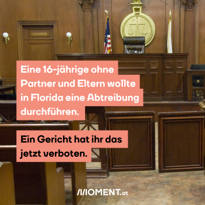 Ein leerer Gerichtssaal. Im Hintergrund sieht man die amerikanische Flagge und einen leeren Richtersessel vor einem Logo mit einer Waage darauf. “Eine 16-Jährige ohne Partner und Eltern wollte in Florida eine Abtreibung durchführen. Ein Gericht hat ihr das jetzt verboten.”