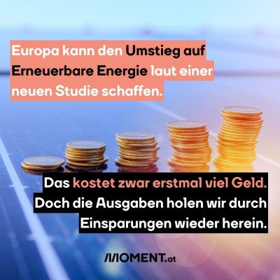 5 Münztürme liegen auf einer Solaranlage. Sie werden von links nach rechts immer größer. “Europa kann den Umstieg auf Erneuerbare laut einer neuen Studie schaffen. Das kostet viel Geld. Doch die Ausgaben holen wir durch Einsparungen wieder herein, heißt es.”