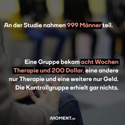 Eine Person gestikuliert im Vordergrund, im Hintergrund sitzen Menschen auf einem Sessel. Man sieht sie nur verschwommen.