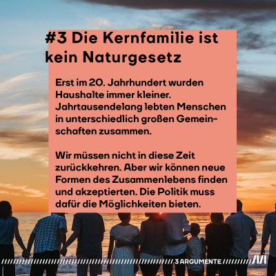 Einen Menschenkette steht am Meer und blickt in den Sonnenuntergang. Sie sind nur von hinten als Schemen zu erkennen, manche von ihnen halten sich an den Händen oder haben die Arme hinter den Körper der anderen gelegt. 