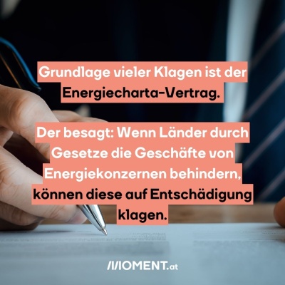 Eine Großaufnahme zeigt einen Kugelschreiber, der gerade auf einem Blatt eine Unterschrift setzt. "Grundlage vieler Klagen ist der Energiecharta-Vertrag.  Der besagt: Wenn Länder durch Gesetze die Geschäfte von Energiekonzernen behindern, können diese auf Entschädigung klagen."