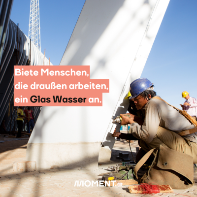 Biete Menschen, die draußen arbeiten, ein Glas Wasser an.