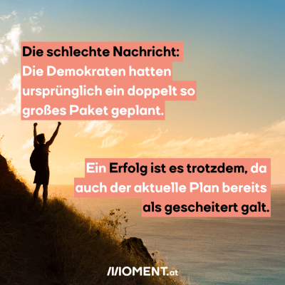 Eine Person steht auf einem Berg. Man sieht nur ihre Silhouette von hinten, da sie von der Sonne angescheint wird. Sie hat beide Hände nach oben gestreckt. Im Hintergrund ist das Meer zu sehen. “Die schlechte Nachricht: Die Demokraten hatten ursprünglich ein doppelt so großes Paket geplant. Ein Erfolg ist es trotdem, da auch der aktuelle Plan bereits als gescheitert galt.”