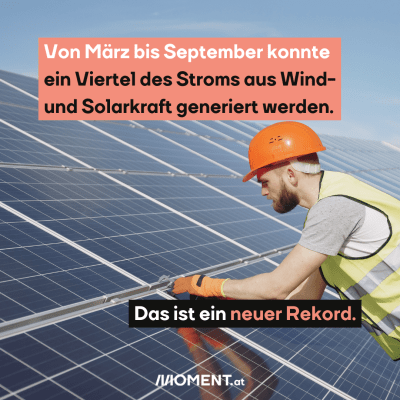 Man sieht einen Mann Solarpaneele vermessen.