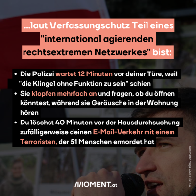  Ein Mann hält sich ein Mikrophon vor den Mund. Er hält bei einer Demonstration eine Rede. Es handelt sich um den Rechtsextremen Martin Sellner. “… laut Verfassungsschutz Teil eines “international agierenden rechtsextremen Netzwerkes” bist.”