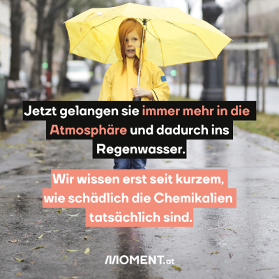 Ein Mädchen in gelbem Regenmantel trägt einen gelben Schirm. Es geht im Regen spazieren. 