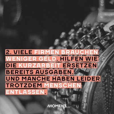 Ein Bild mit einer Kasse im Hintergrund erklärt mit einem Schriftzug: "Viele Firmen brauchen weniger Geld. Hilfen wie die Kurzarbeit ersetzen bereits Ausgaben. Und manche haben leider trotzdem Menschen entlassen."