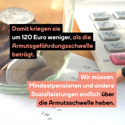 Großaufnahme eines Taschenrechners, daneben liegt eine Rechnung und ein Glas voll Münzen steht daneben.