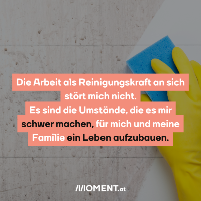 Eine Hand mit gelbem Handschuh putzt eine schmutzige Fläche mit blauem Schwamm.”Die Arbeit als Reinigungskraft an sich stört mich nicht. Es sind die Umstände, die es mir schwer machen, für mich und meine Familie ein Leben aufzubauen.”