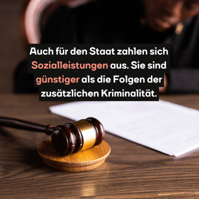 Richterhammer, dazu der Text: Auch für den Staat zahlen sich Sozialleistungen aus. Sie sind günstiger als die Folgen der zusätzlichen Kriminalität.