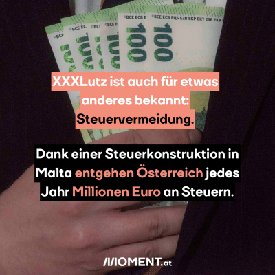 Ein Mann steckt sich 5 100€-Scheine in die Innentasche seines Anzugs. “XXXLutz ist auch für etwas anderes bekannt: Steuervermeidung. Dank einer Steuerkonstruktion in Malta entgehen Österreich jedes Jahr Millionen Euro an Steuern.”