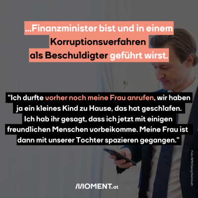Ein Mann blickt auf sein Handy. Es handelt sich um den ehemaligen Finanzminister Gernot Blümel. “...Finanzminister bist und in einem Korruptionsverfahren als Beschuldigter geführt wirst”.