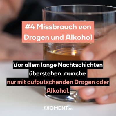 Ein Glas mit einer braunen Flüssigkeit darin. Vermutlich handelt es sich um Whisky oder ein ähnliches alkoholisches Getränk. Im Hintergrund sieht man verschwommen einen Tisch am Kopf liegen. #4 Missbrauch von Drogen und Alkohol Vor allem lange Nachtschichten überstehen viele Arbeitnehmer:innen nur mit aufputschenden Drogen oder Alkohol.