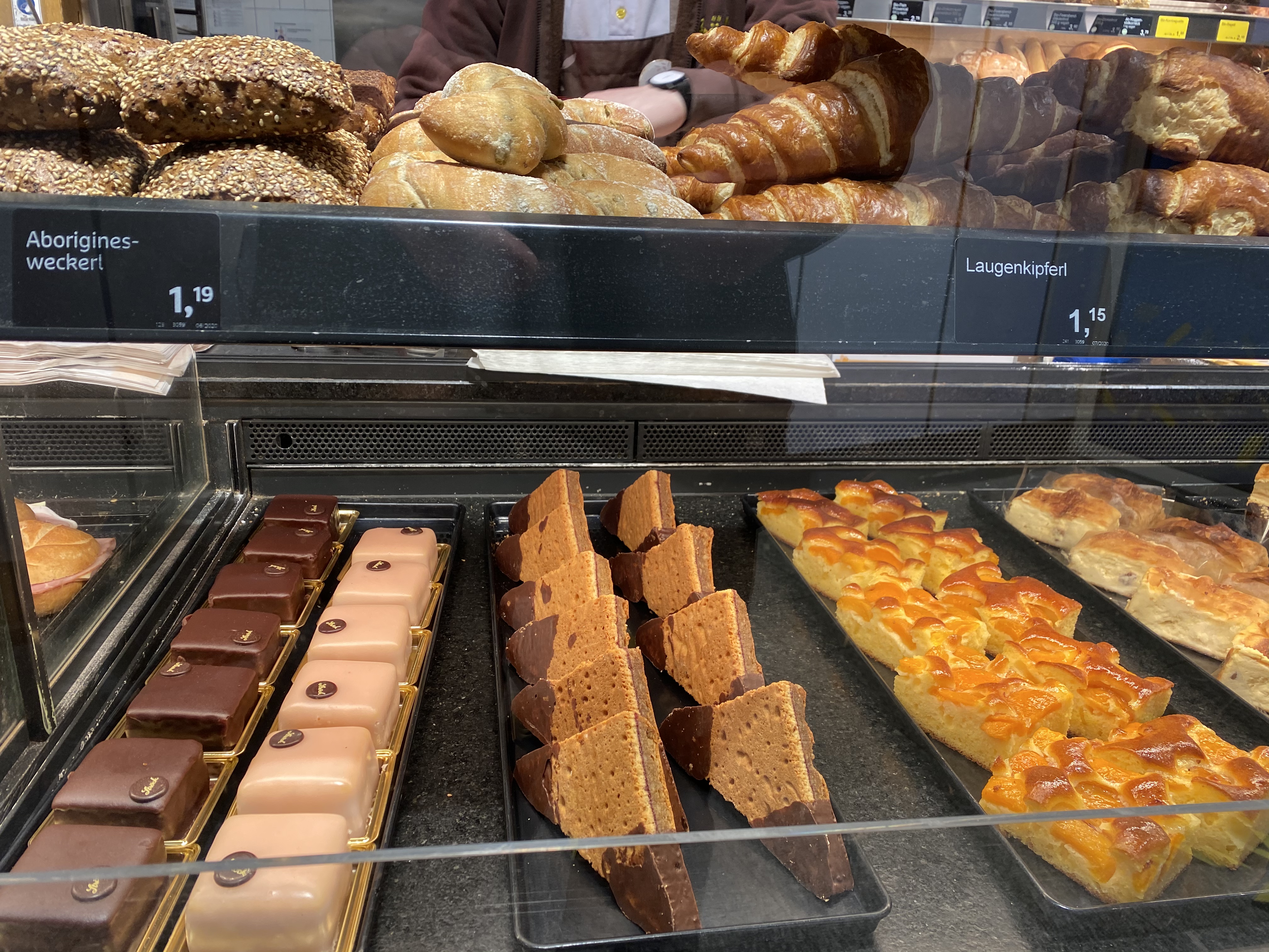 Personalmangel in Bäckereien: Vitrine in Bäckerei