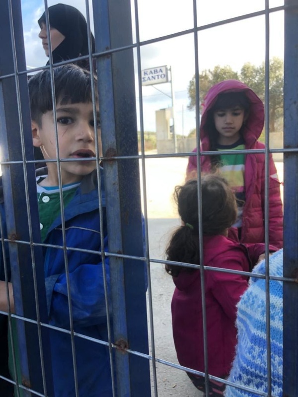 Geflüchtete Kinder stehen in der Warteschlange für Essen, Moria 2020.