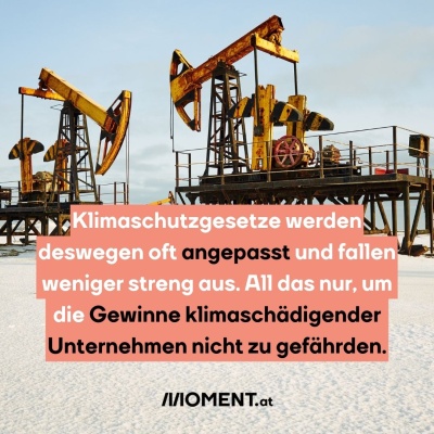 Mehrere Ölbohranlagen stehen auf weißem Sand. "Klimaschutzgesetze werden deswegen oft angepasst und fallen weniger streng aus.  All das nur, um die Gewinne klimaschädigender Unternehmen nicht zu gefährden."