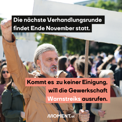 Man sieht einen älteren Mann ein Protestschild halten.