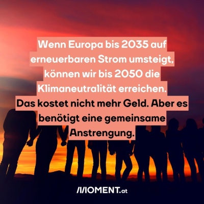 Mehrere Menschen halten sich an der Hand und bilden eine Kette. Man sieht sie nur als Schatten, da die Sonne gerade untergeht. Im Hintergrund ist der Himmel rot gefärbt. “Wenn Europa bis 2035 auf erneuerbaren Strom umsteigt, können wir bis 2050 die <span class=