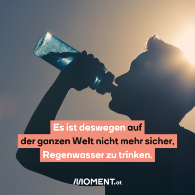 Der schattige Umriss eines Mannes. Er trinkt Wasser aus einer Flasche