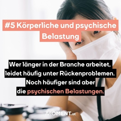 Eine Kellnerin sitzt an einem Tisch, auf dem mehrere Kaffeebecher stehen. Sie trägt eine Maske und wirkt niedergeschlagen. “Körperliche und psychische Belastung Wer länger in der Branche arbeitet, leidet häufig unter Rückenproblemen. Noch häufiger sind psychische Belastungen.”