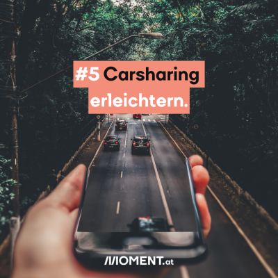 Eine Person hält ein Handy flach von sich weg. Das Bild wurde so manipuliert als würde eine Straße aus dem Handy herauswachsen. Auf der Straße fahren einige Autos. “#5 Carsharing erleichtern”