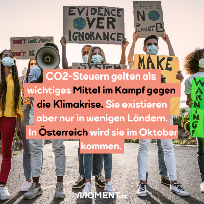 Eine Ansammlung von Personen. Sie tragen Masken und halten Schilder mit Slogans wie "Evidence Over Ignorance" in den Händen. "Eine CO2-Steuer gilt als wichtiges Mittel im Kampf gegen die Klimakrise. Sie existiert aber nur in wenigen Ländern. In Österreich wird sie im Oktober kommen."