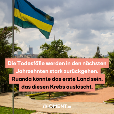 Die Flagge Ruandas weht im Vordergrund. Dahinter sieht man Palmen und ein Gebäude. “Die Todesfälle werden in den nächsten Jahrzehnten stark zurückgehen. Ruanda könnte das erste Land sein, das diesen Krebs auslöscht.”