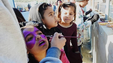Geflüchtete Kinder beim Kinderschminken, Moria 2020.
