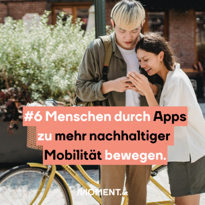 Ein Mann hat ein gelbes Fahrrad an sich angelehnt und blickt in ein Handy. Eine Frau ist an seine Schulter gekuschelt und sieht ebenfalls in das Handy hinein. Beide lachen. “#6 Menschen durch Apps zu mehr nachhaltiger Mobilität bewegen”