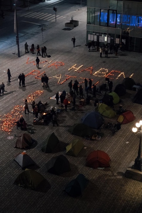 Lichtermeer „Wir haben Platz“ beim Solidaritätscamp in Innsbruck