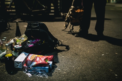 Dumpstern in Wien: Vom Wein über Gurkerl bis zum Gefrierbeutel. Der erste Rucksack ist schon sehr voll