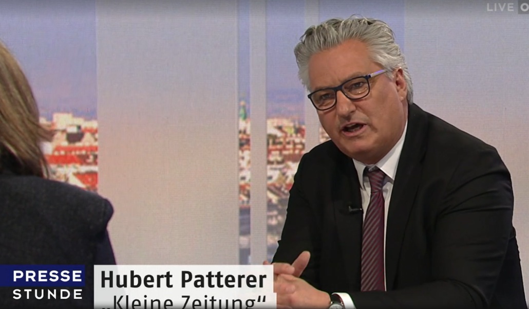 Der Journalist der Kleine Zeitung Hubert Patterer ist zu sehen. Er ist in der Interviewsituation mit Elke Kahr in der ORF-Pressestunde.