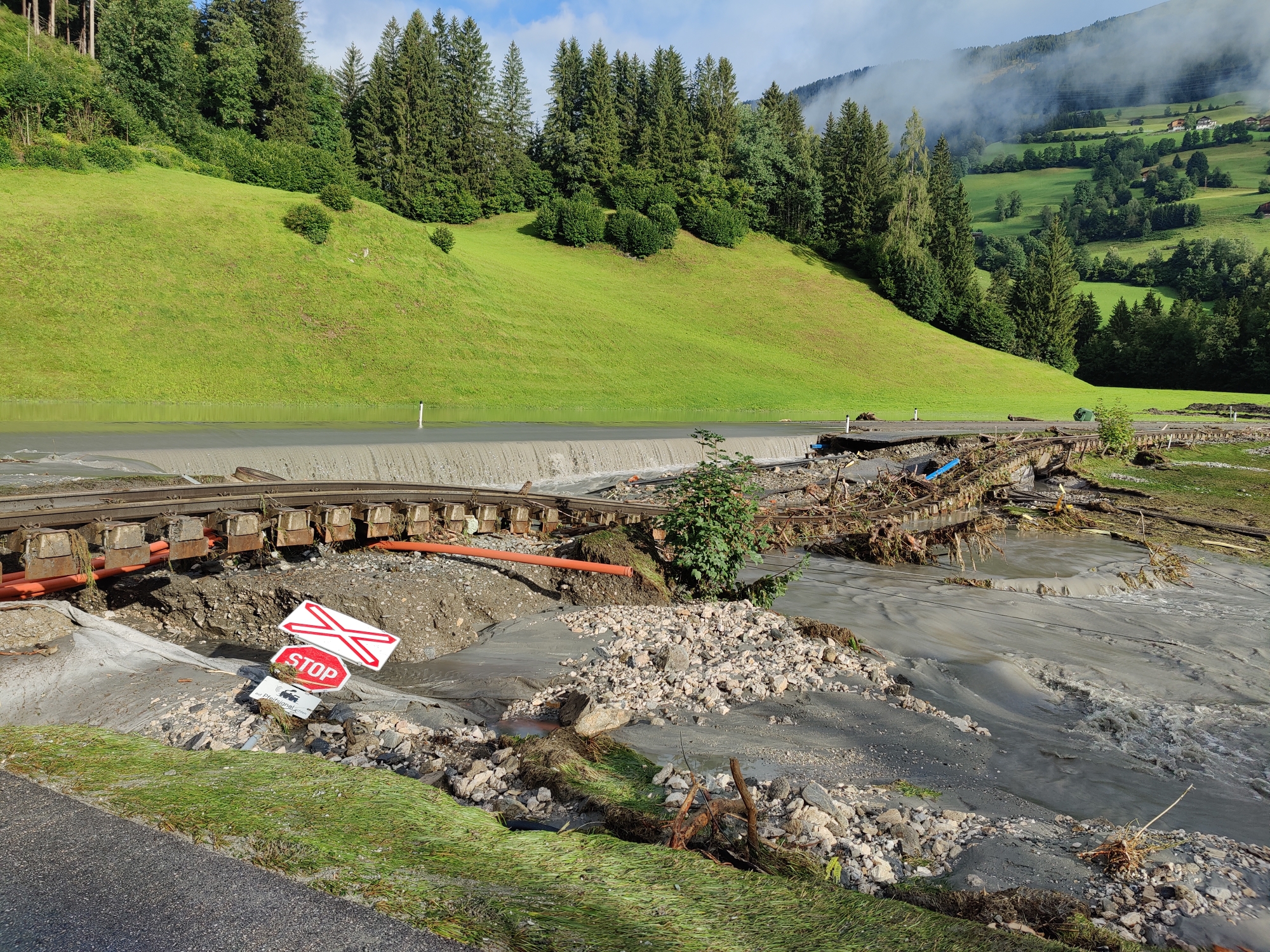 Von Starkregen und einer Mure verschüttete Pinzgaubahn in Krimml (Salzburg).