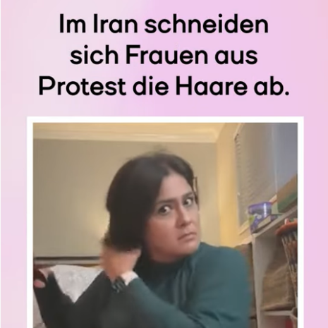 Ausschnitt aus Protestvideo: Frau schneidet sich Haare ab